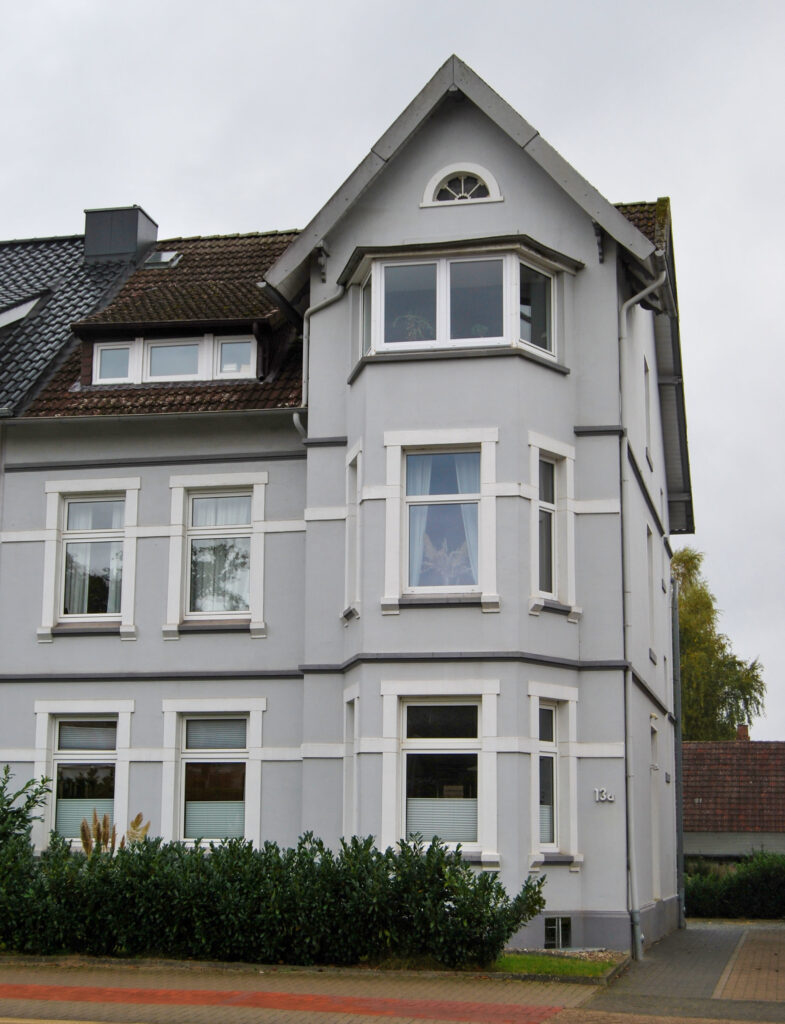Gebaeude aussen vorne YHaaks